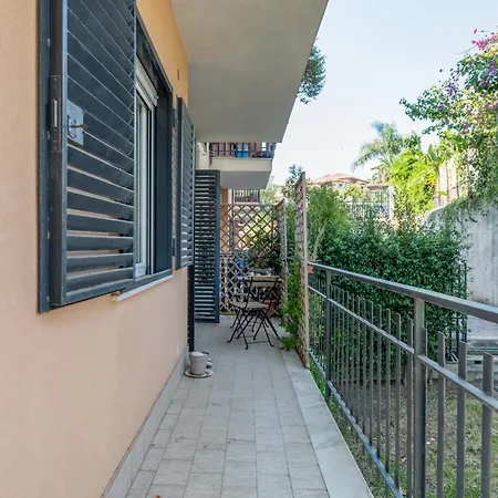 Guesthost - Spacious Coastal Flat In