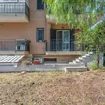Guesthost - Spacious Coastal Flat In