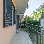 Guesthost - Spacious Coastal Flat In