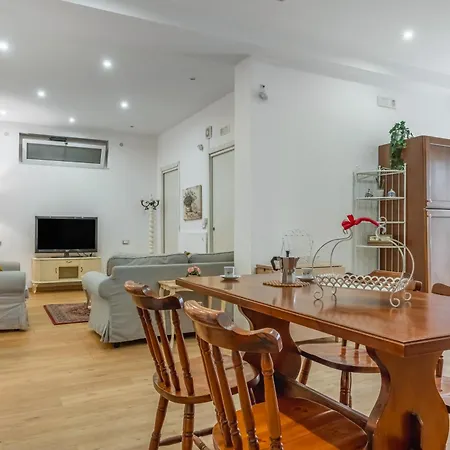 Guesthost - Spacious Coastal Flat In Appartamento *